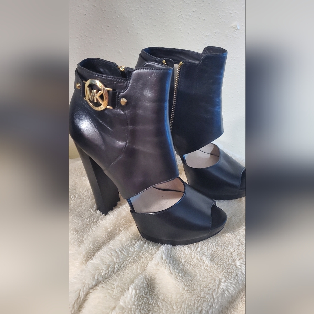 Michael Kors Black 8M